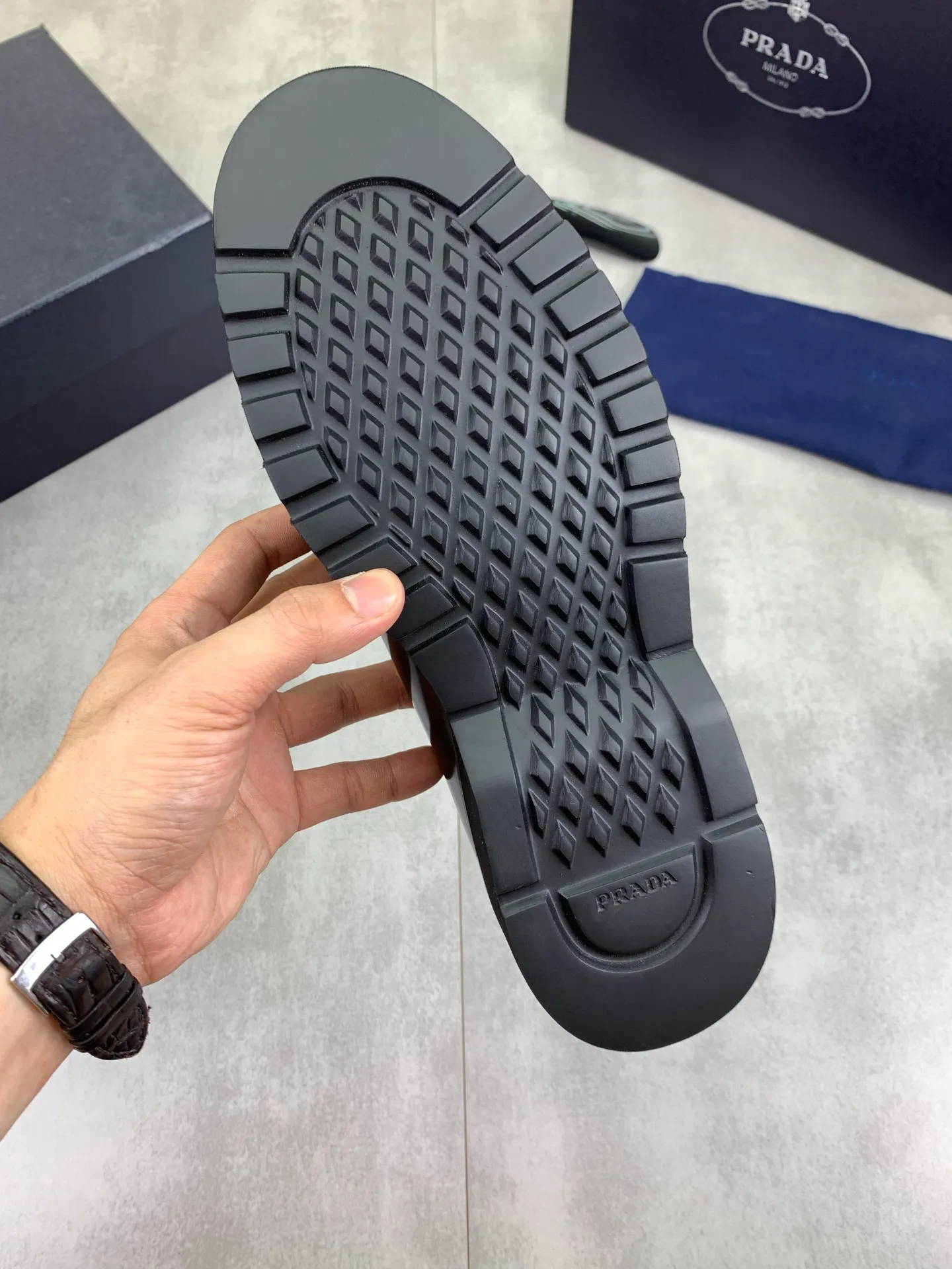 Factory price P880💰Original quality, top version🔱 ＰＲＡＤＡPrada. Men’s business casual leather shoes, top quality products. 1:1 shipment⬆️Luxurious and noble👞All imported original color-brushed edge beads, just to create a more comfortable wearing experience. Upper: Original comfortable open-edge bead rubbed color calfskin➕Top imported water-dyed full cow lining, original high-end lightweight and comfortable TPU foam combination bottom✔️Code number: 39-44 (38 45) 46 47 can be customized)